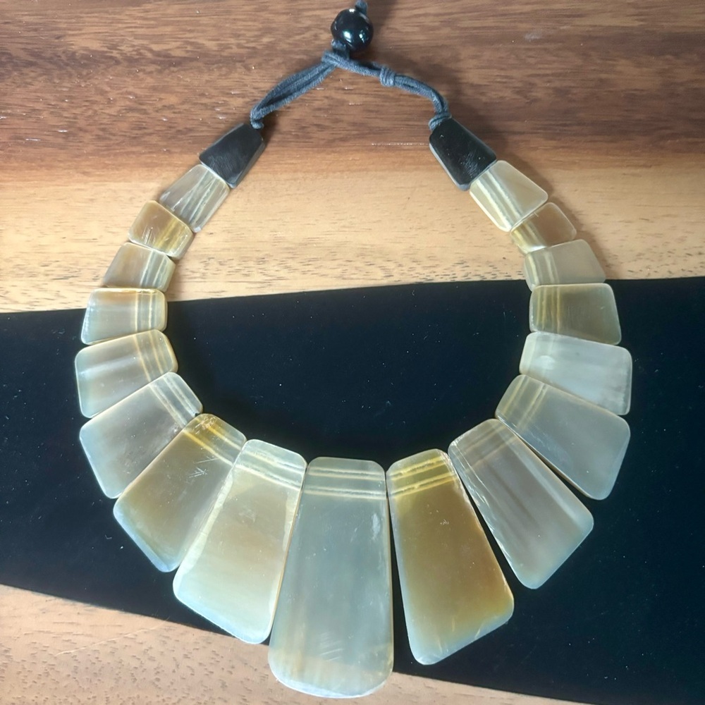 Vintage Chunky Necklace Made of Resin - Picture 3 of 4